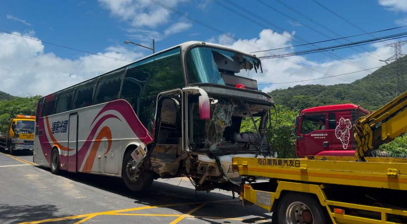 事故車輛目前都已運離現場。（圖／沈建邦攝）