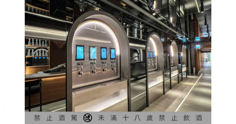 金色三麥酒窖店的百萬智慧酒牆,只需要透過Cheer Pass儲值卡輕鬆一嗶,即可自由取用、隨心混搭。(圖/金色三麥提供)