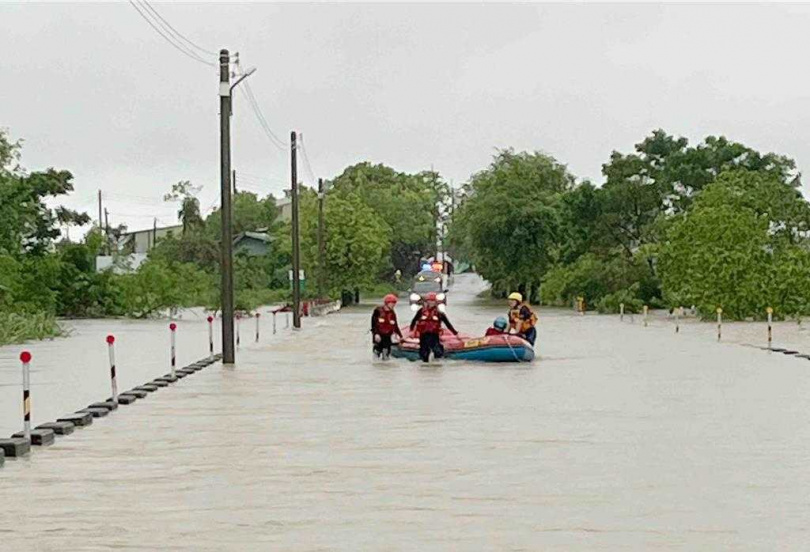嘉義縣消防局即刻救援，出動救生艇協助男子脫離險境。（圖／嘉縣消防局提供）