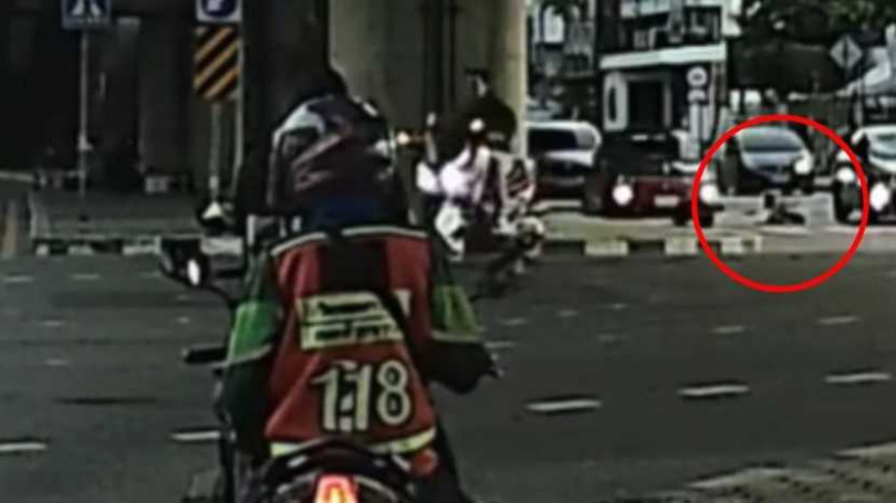 女乘客跌落時正好砸中一輛轎車車頂,導致擋風玻璃碎裂。(圖/翻攝自TikTok, @rnatpakan )