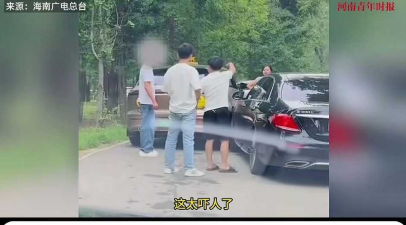 後方駕駛發現危險,不斷鳴笛並大喊提醒,催促遊客盡快回到車內。