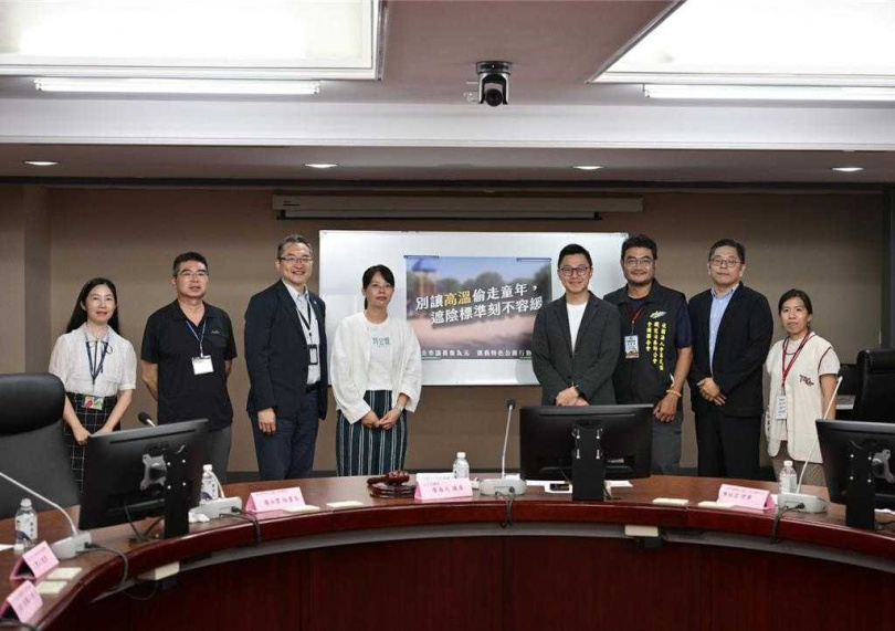 近日氣候高溫，但遊戲場缺乏遮陰設備，孩童在遊戲時恐面臨熱傷害的風險。北市議員詹為元（右四）1日召集專家團體，呼籲市府應建立遊戲場溫度數據、日照分析等指標，並納入遮陰規畫。北市公園處回應，未來將增設植栽及透水鋪面，並納入降溫設施規畫。（圖／中國時報徐佑昇攝）