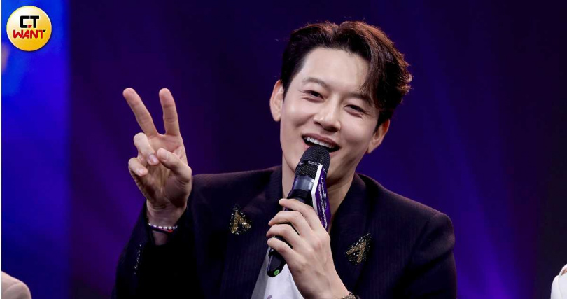 SE7EN對麻辣鍋很滿意。(圖/侯世駿攝)