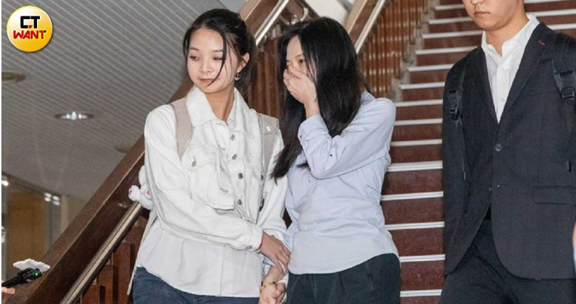 京華城案與柯文哲同列被告的台北市議員應曉薇（中）維持原新台幣3,000萬交保裁定，限制住居、出境、出海、科技電子監控，在女兒應佳妤（左）陪同下離開法院。（圖／黃耀徵攝）