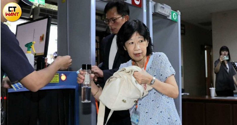 柯文哲太太陳佩琪（中）上午至法院領取旁聽證親臨旁聽先生羈押庭，忐忑一天後，柯文哲維持原裁定後請回。（圖／周志龍攝）