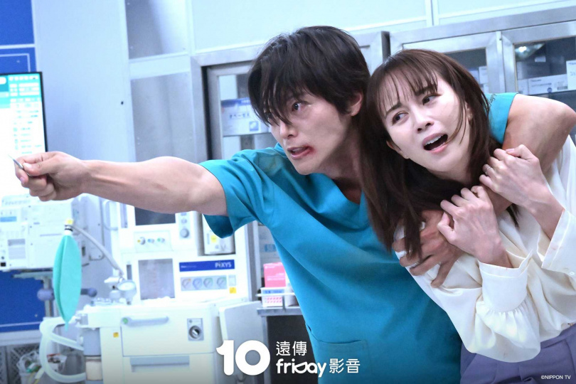 比嘉愛未（右）雖已習慣演出人質角色，但劇情涉及至親情節相當有挑戰。（圖／friDay影音提供）