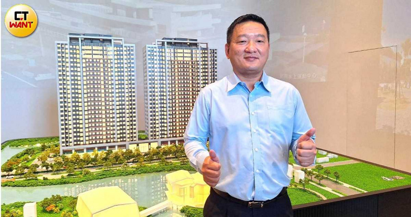 興富發執行長林志龍表示，「悦讀耶魯」震撼讓利，訂簽只需15萬元起，總價798萬起，結構工程期零付款，盼吸引買氣。（圖／林榮芳攝）