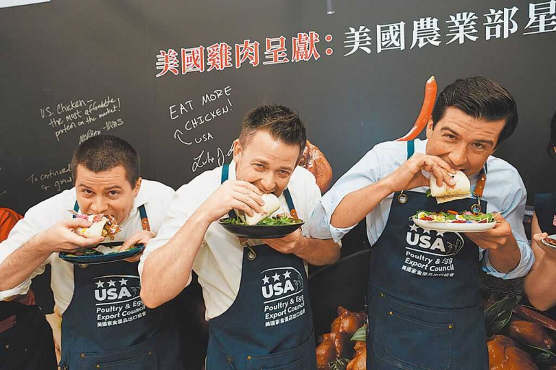 美國農業部次長盧克.林德伯格(右)訪台,昨出席美國雞肉推廣活動,與美國在台協會農業組組長漢夢閣(中)、副組長白皓宇(左)品嘗「三杯美國雞肉刈包」。(圖/翻攝畫面)