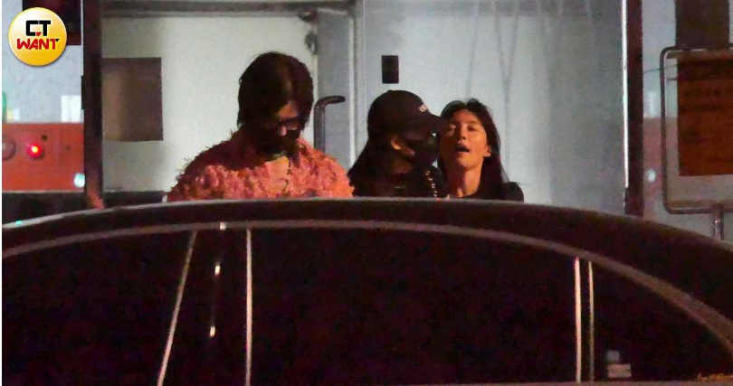 張家瑋被本刊直擊與好姐妹夏宇禾的玩樂行埕，不勝酒力的張家瑋需要夏宇禾攙扶。（圖／本刊攝影組）