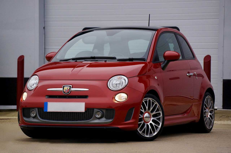 死者駕駛的紅色Fiat 500屬於小型城市車款,搭載電動車窗等基本配備。(示意圖/Pixabay)
