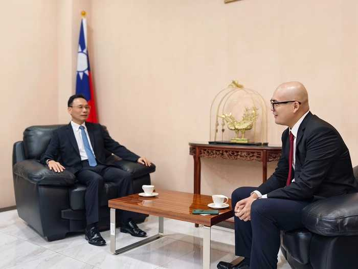 十大傑出青年李致德向藍夏禮代表分享他的泰國經歷。(圖片提供/VisionThai 看見泰國)