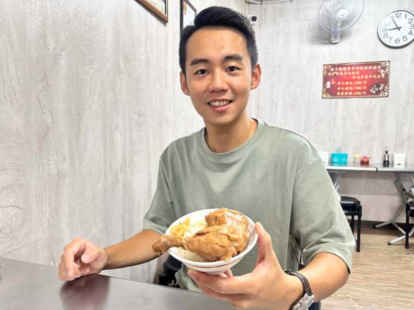 縣議員楊子賢到場支持阿泉雞腿飯,稱份量實在、香氣十足。(圖/翻攝自楊子賢粉專)