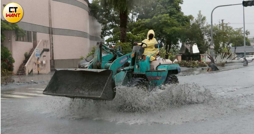 花蓮縣光復鄉月前因洪災造成不少地方寸步難行。（圖／黃耀徵攝）