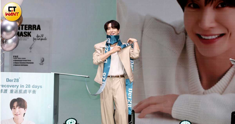 稱職的利特退場前還在宣傳品牌。（圖／侯世駿攝）