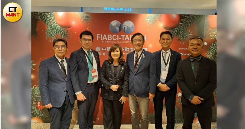 左起富立建設總監陳聰徒、連雲建設總經理蔡漢霖、中華民國不動產協進會理事長張麗莉、勤美建設董事長林廷芳、合心開發執行長李正聰、雅豐建設董事長紀樹能。（圖／林榮芳攝）