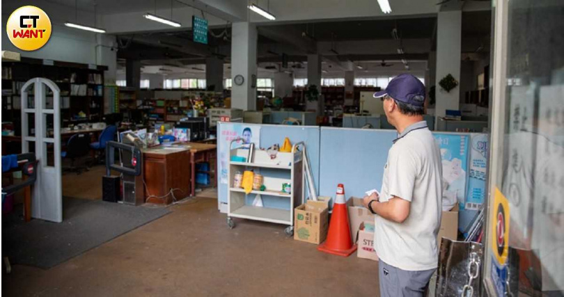 亞太公益董事會執行長吳威宏(圖)堅守偌大校園,但因教育部緩發計畫款項,他也將於2026年起無法準時領薪。(圖/CTWant攝影組)