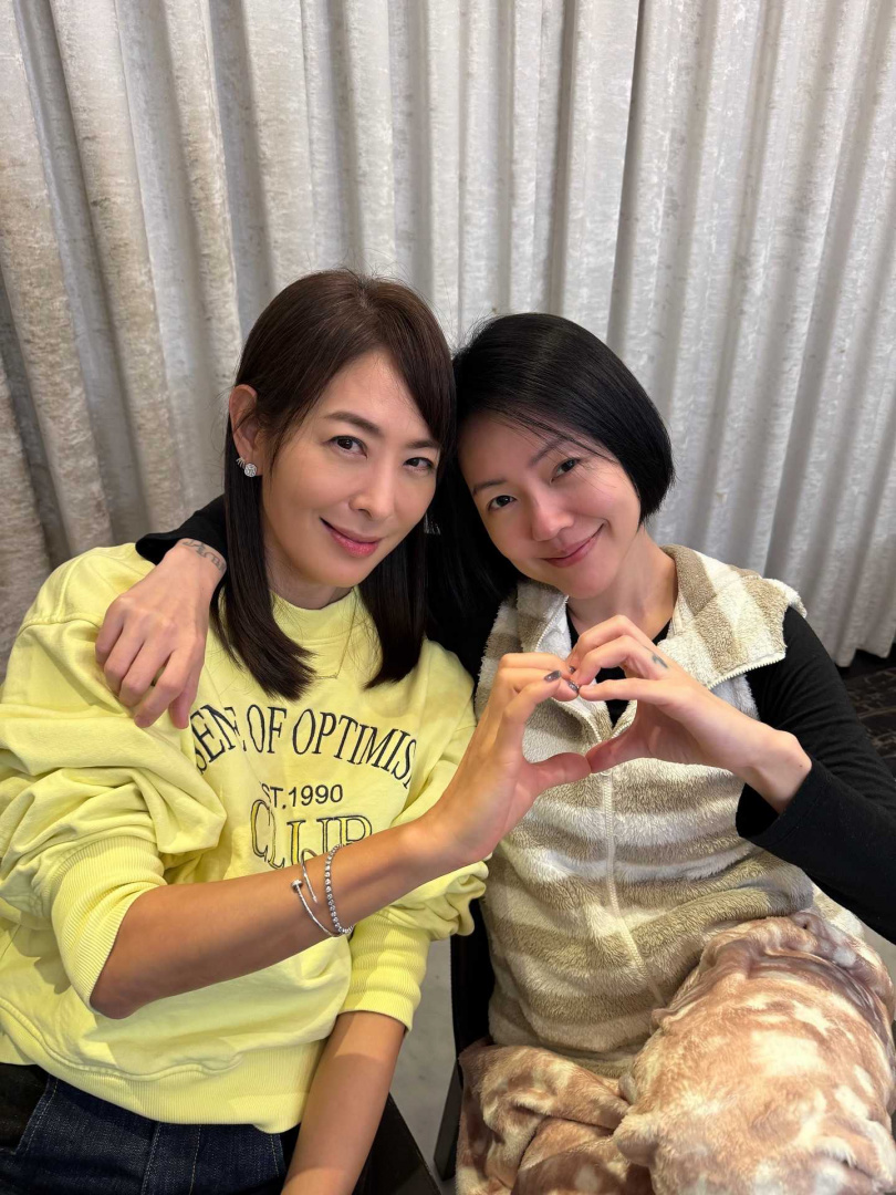 小S(右)暖心安慰好友。(圖/翻攝臉書/賈永婕)