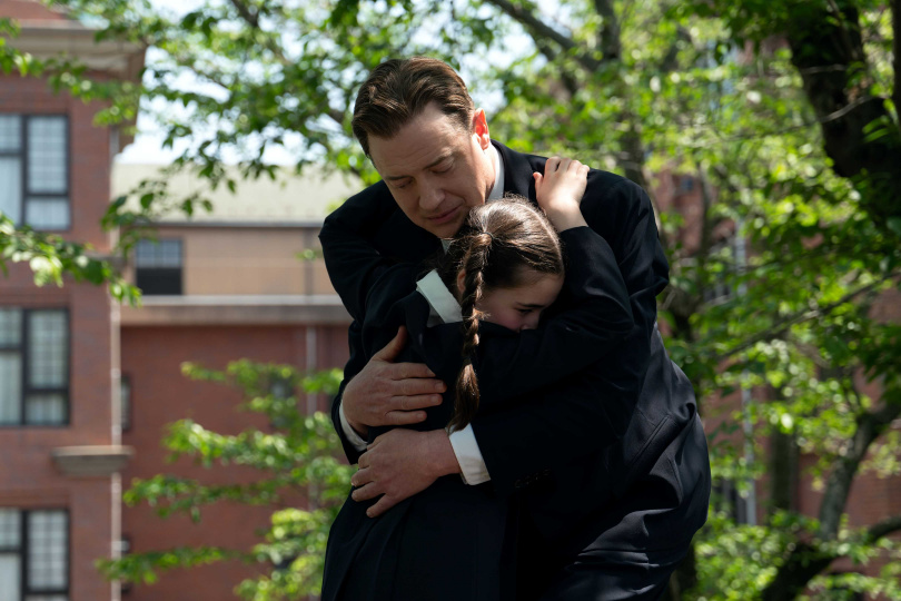 布蘭登費雪飾演的菲利普與扮演他女兒的米婭建立出深厚的情感。（圖／探照燈影業提供）