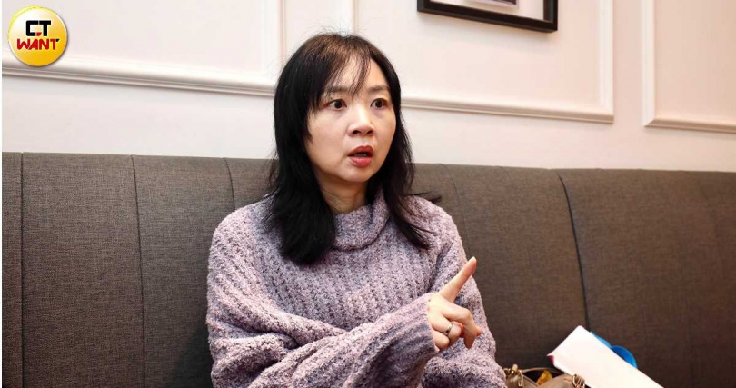 小花控訴，孩子的班導因為被班上同學記恨，竟然遭針對並被換掉，而學校的調查更是先射箭再畫靶。（圖／方萬民攝）