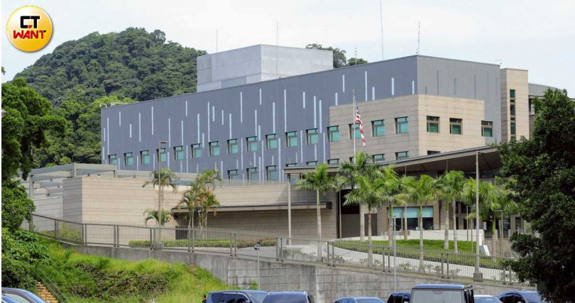 美國總統川普(Donald John Trump)近日簽署了《2026 綜合撥款法案》(Consolidated Appropriations Act, 2026),對台灣防衛與外交是一大利多。圖為美國在臺協會(AIT)。(圖/方萬民攝)