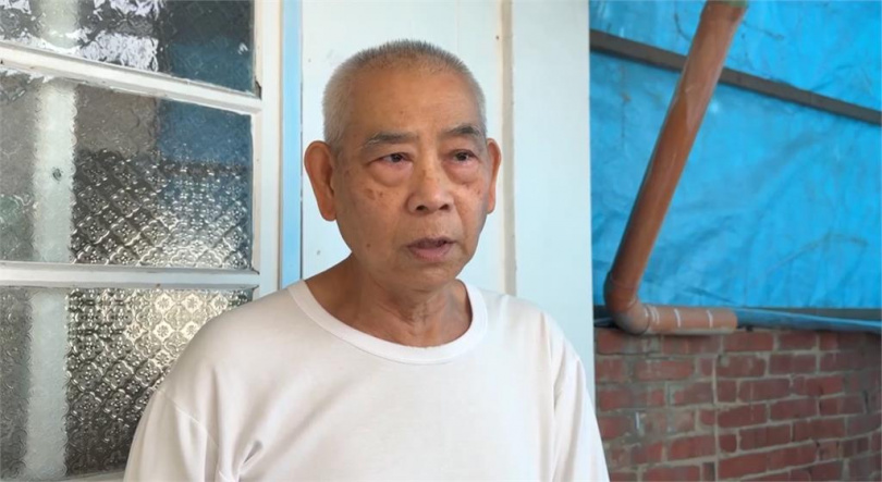 65歲的陳先生擔心40歲的長子始終沒有對象，在自家外牆張貼「徵婚啟事」。（圖／民視新聞）