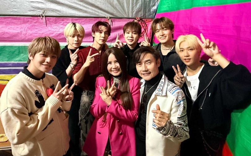 劉依純被鮮肉包圍,讓包偉銘自嘲失寵。(圖/翰森娛樂提供)