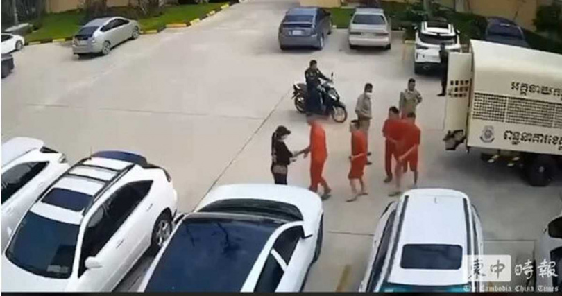監視器拍下龐萬寶接槍後率眾逃離法院畫面，震驚柬埔寨社會。（圖／翻攝自柬中時報）
