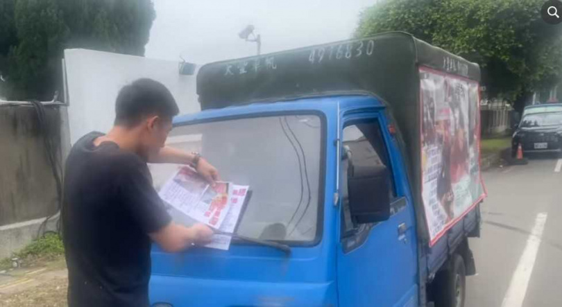張姓董座欠下千萬債務後,有受害人疑似雇人前往其工廠附近到處發放傳單。(圖/翻攝自臉書全台欠錢騙吃拐干黑名單)