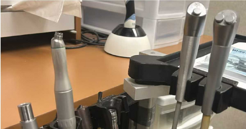 調查照片顯示,多項牙科器械未經密封包裝即放置抽屜內準備供患者使用,成為感染控制調查重點。(圖/Grand Erie Public Health)