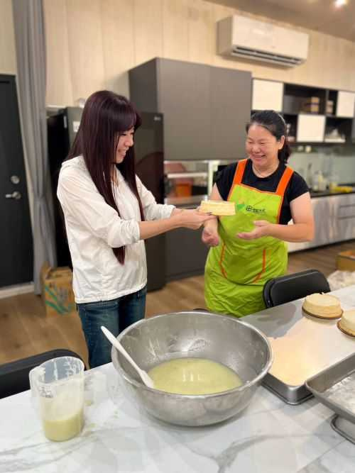 把愛做成蛋糕!嘉義縣農會重陽送暖。(圖片提供/嘉義縣農會)