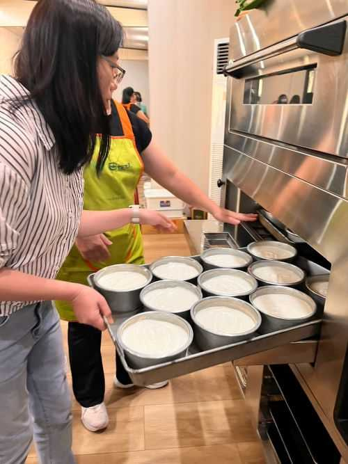 把愛做成蛋糕!嘉義縣農會重陽送暖。(圖片提供/嘉義縣農會)