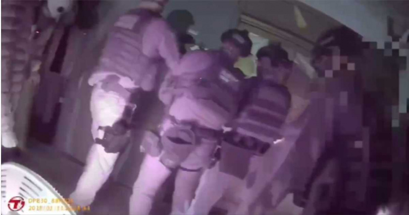 北市萬華分局經長期蒐證後，日前晚間前往西昌街撞門，逮獲9名賣淫外籍女子、7名男客與7名工作人員。（圖／翻攝畫面）