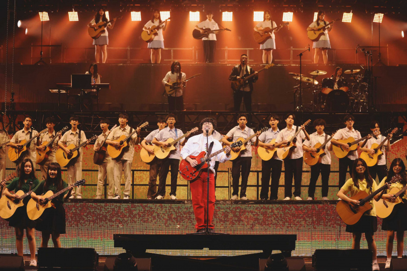 盧廣仲攜手近百名吉他社高中生共同演奏歌曲〈明年〉。（圖／文總提供）