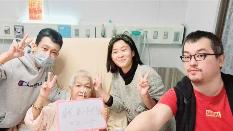75歲許姓婦人惦記農曆年無法回家圍爐，子女把圍爐餐移師病房，一家人團聚吃飯。（翻攝畫面）