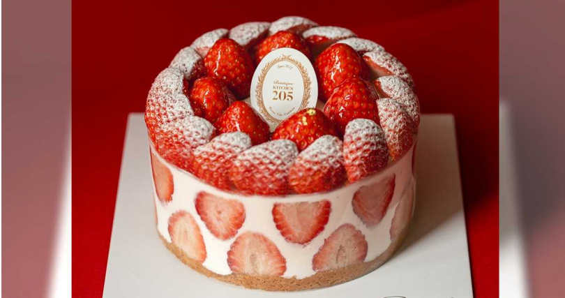 「Kitchen205」的6吋經典草莓田蛋糕，每顆蛋糕必須用上多達40顆草莓。（圖／台北晶華酒店提供）