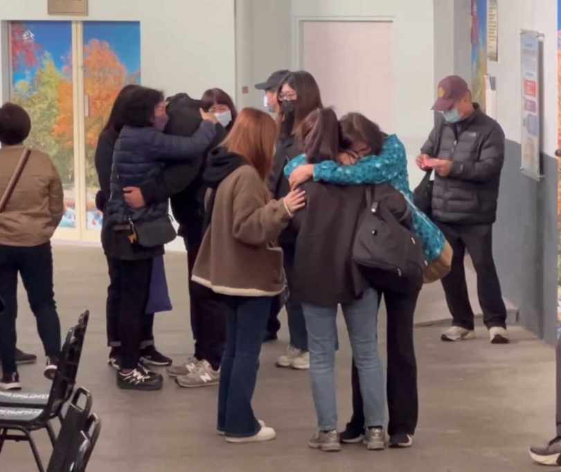 林女家屬相擁而泣，於殯儀館見其最後一面。（圖/謝仁烜攝）