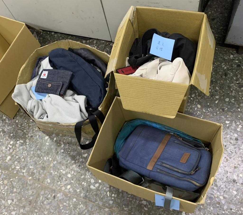 台灣祭結束後，現場留下許多遺失物，有身分證、駕照、錢包、手機、眼鏡、背包等99件，警方呼籲民眾盡快至墾丁派出所認領。（圖／警方提供）