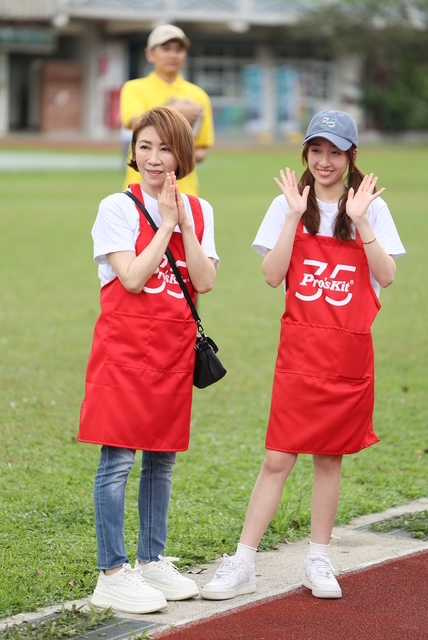 李翊君（左）現身見證王敏淳在公益路上的成長。（圖／寶工實業提供）