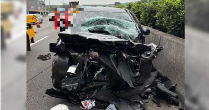黑車高速撞上緩撞工程車釀連環車禍，車頭近乎全毀。（圖/翻攝畫面）