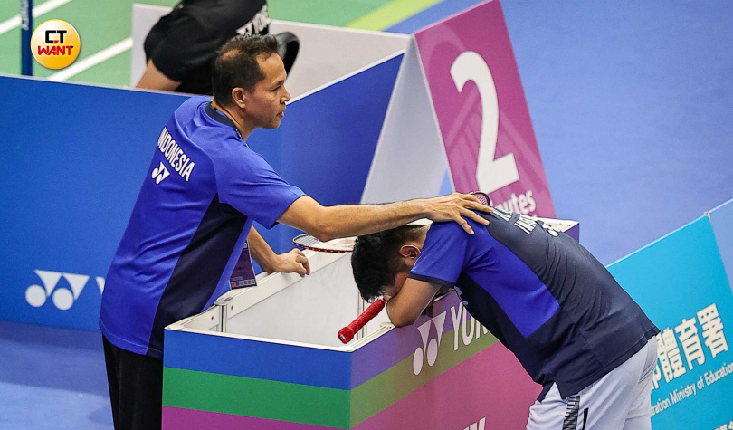 印尼17歲小將烏拜迪拉，難掩輸球情緒爆哭，教練上前安慰。（圖／李宗明攝）