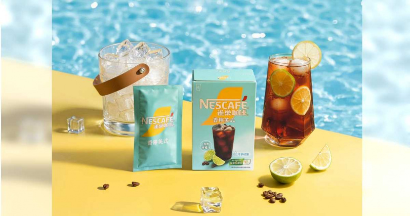 「雀巢香檸美式咖啡」使用常溫水即可溶解，還能搭配氣泡水、蜂蜜品飲或做成冰沙。（圖／雀巢提供）