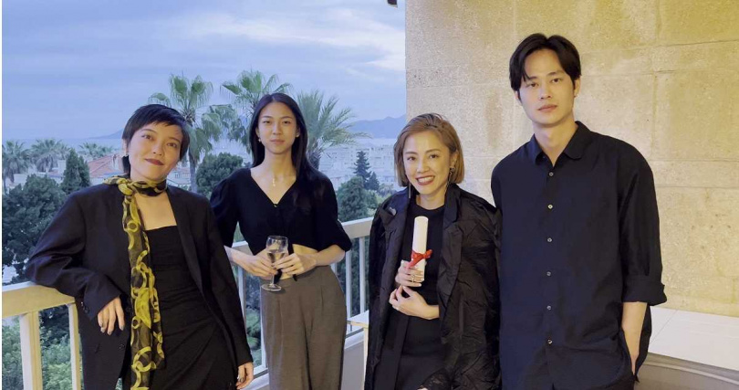 《左撇子女孩》演員群林嫣、馬士媛、小8、張允曦、夏騰宏替導演鄒時擎獲獎開心。（圖／一束光影藝提供）
