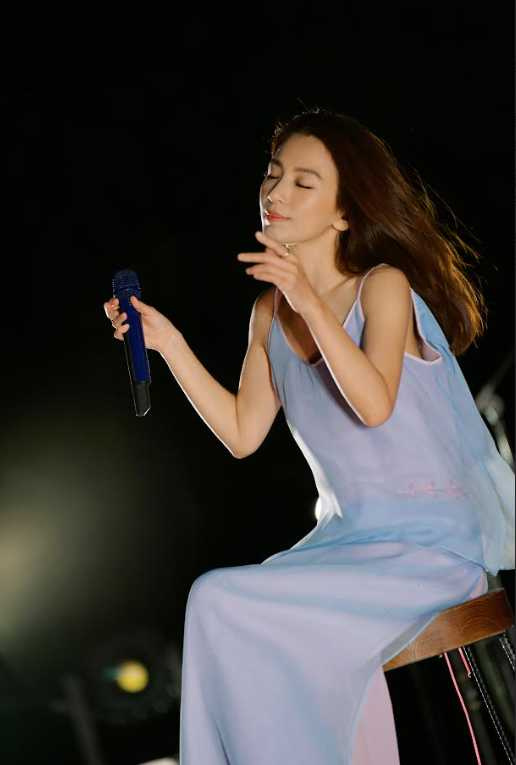 唱到一半有蟲子飛進裙內，田馥甄笑說這是特別嘉賓。（圖／何樂音樂提供）