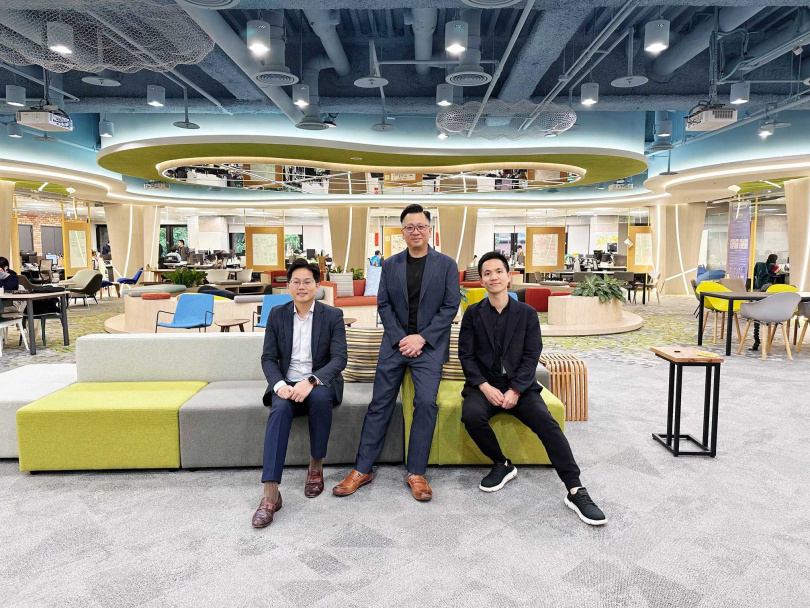 國泰金控在NVIDIA GTC Taipei發表AI智慧代理的發展藍圖，展現大型語言模型LLM在處理專業金融知識方面的可行性。左起為國泰金控數數發中心暨國泰世華銀行副總經理劉浩翔、身兼金控副總經理暨國泰世華銀行數據長梁明喬、國泰世華銀行數據暨人工智慧科技部經理謝昌宏。（圖／國泰金提供）