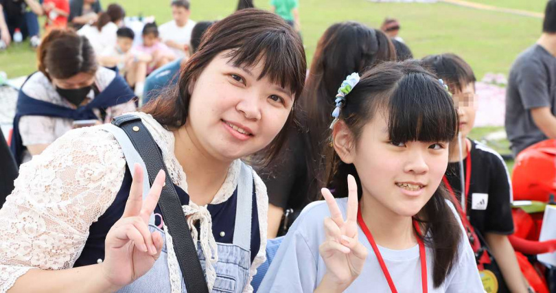 桃園市新明國小李奕霈（右）獲得財團法人永瑞慈善事業基金會獎學金，同時也是2025年總統文化獎得主（圖／財團法人永瑞慈善事業基金會提供）。