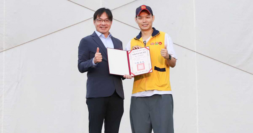 桃園市政府秘書長溫代欣（左）頒發感謝狀予昇恆昌免稅商店總經理江建廷（右），感謝永瑞慈善事業基金會獎學金頒發獎學金給桃園市優良學子（圖／財團法人永瑞慈善事業基金會提供）。