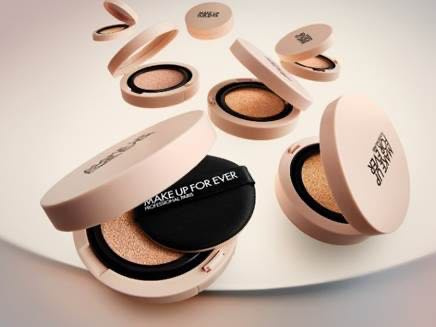 MAKE UP FOR EVER 粉無痕美肌氣墊粉餅（1組 / 1,850元）。（圖／品牌提供） 特惠活動2：明星底妝買1贈3 購買指定底妝即贈玫瑰水感防曬乳5ml、超光肌控油定妝噴霧1.2ml、HD SKIN光圈蜜粉1g。