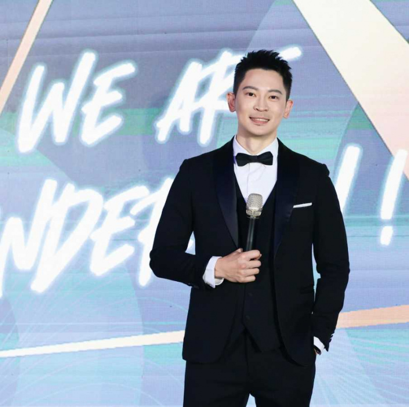 鏡電視型男主播王顯瑜在播報新聞時加入個人意見、批評民眾黨主席黃國昌，事後遭電視台懲處，他也在社群上發文道歉。（圖／翻攝自臉書／王顯瑜 Gino Wang）