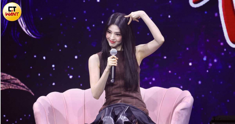 韓韶禧比出動物耳朵手勢,與粉絲可愛互動。(圖/焦正德攝)