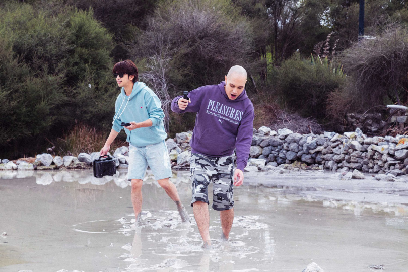 陳柏霖、黃宣赤腳在火山泥沼裡行動。（圖／出去一下提供）
